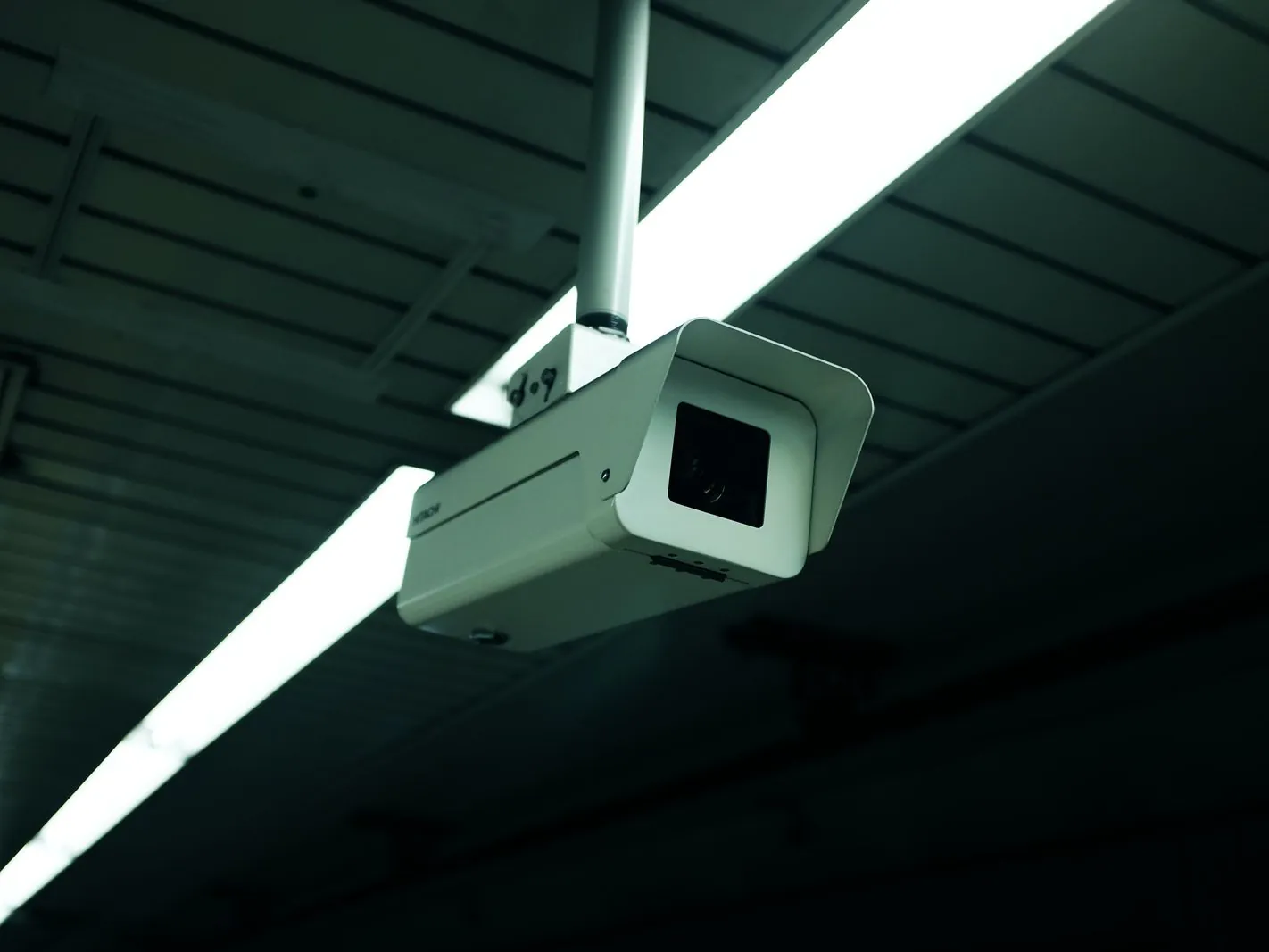 Cámara de seguridad instalada en el techo de un local comercial