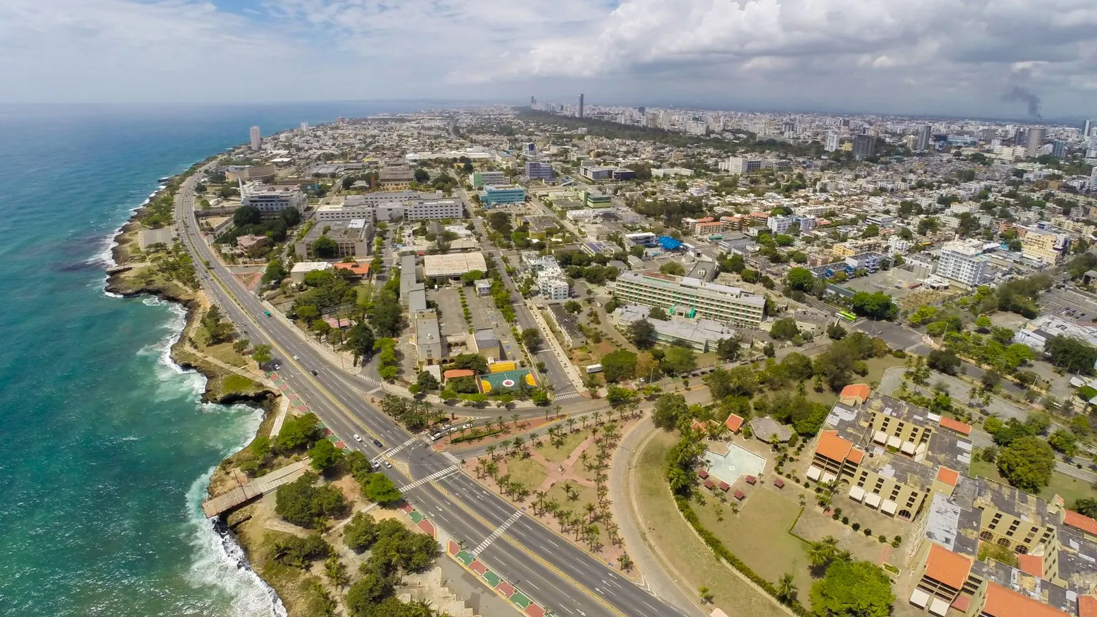 Vista aérea de la costa y la trama urbana de Santo Domingo